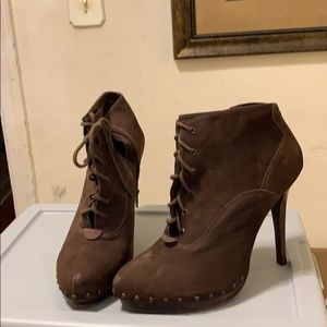 Women’s Brown closed in heel Bootie